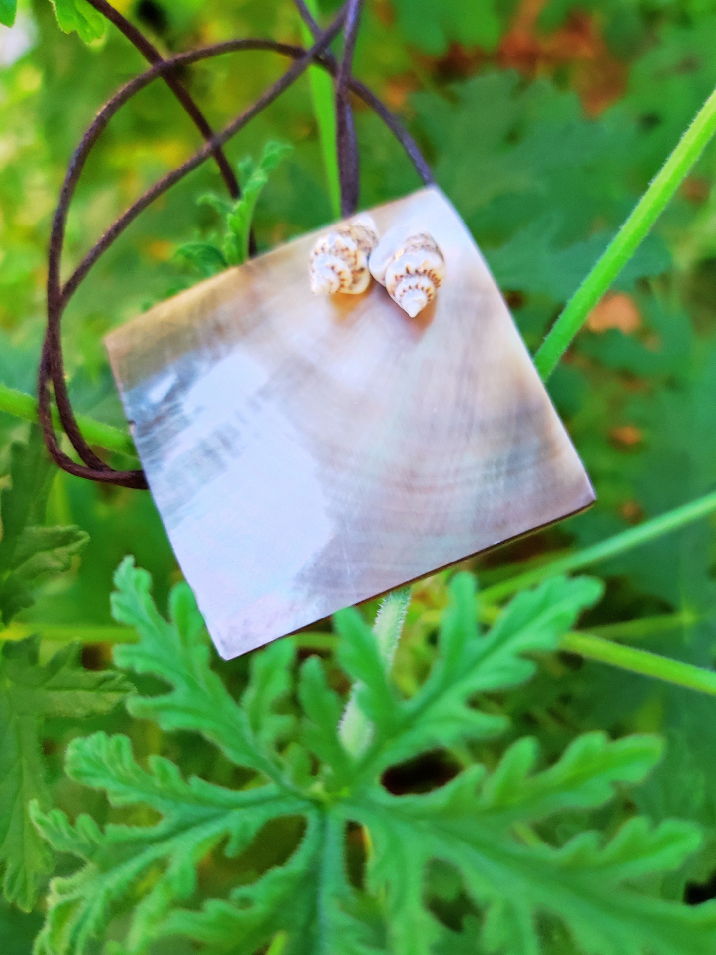 Collier sautoir artisanal en coquillages recyclés – Bijou écoresponsable réglable 43 cm