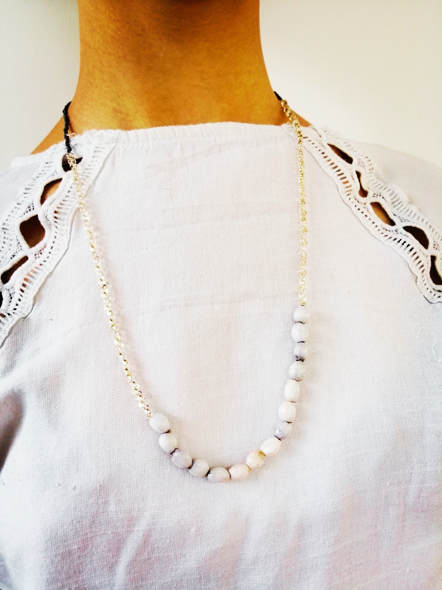 Collier sautoir artisanal en graines Larme de Job de Martinique et perles en verre – Bijou bohème chic