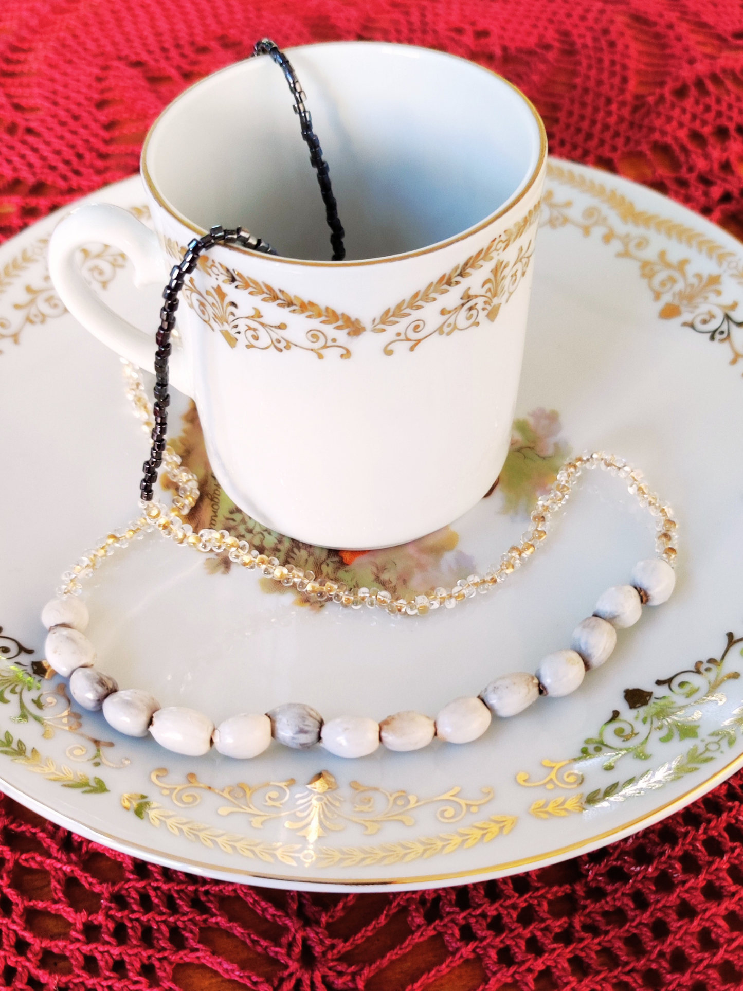 Collier sautoir artisanal en graines Larme de Job de Martinique et perles en verre – Bijou bohème chic