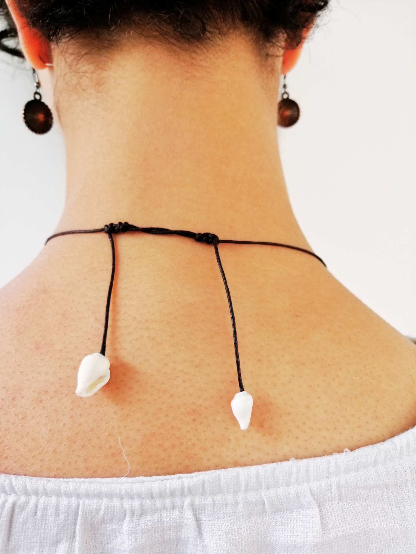Collier sautoir artisanal en coquillages recyclés – Bijou écoresponsable réglable 43 cm