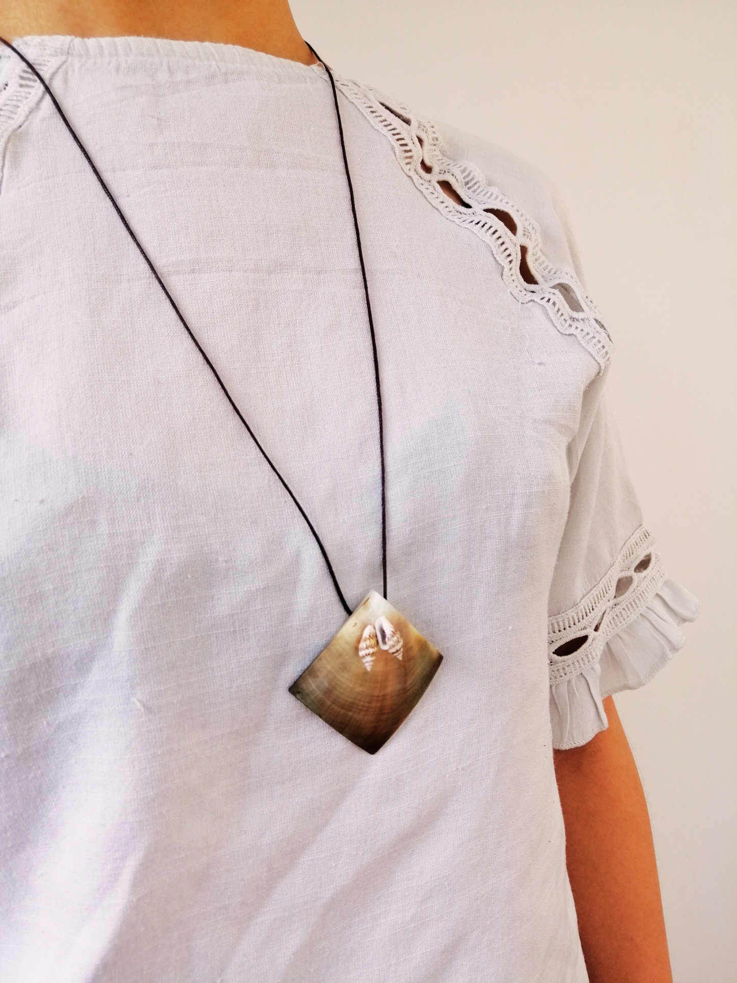 Collier sautoir artisanal en coquillages recyclés – Bijou écoresponsable réglable 43 cm