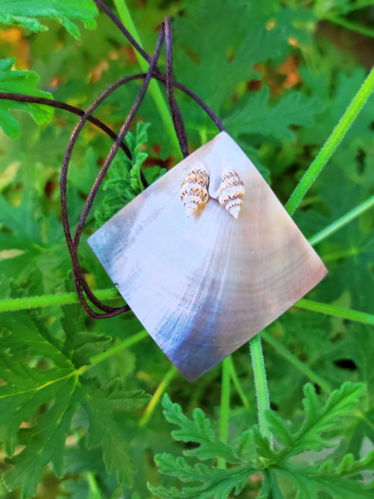 Collier sautoir artisanal en coquillages recyclés – Bijou écoresponsable réglable 43 cm